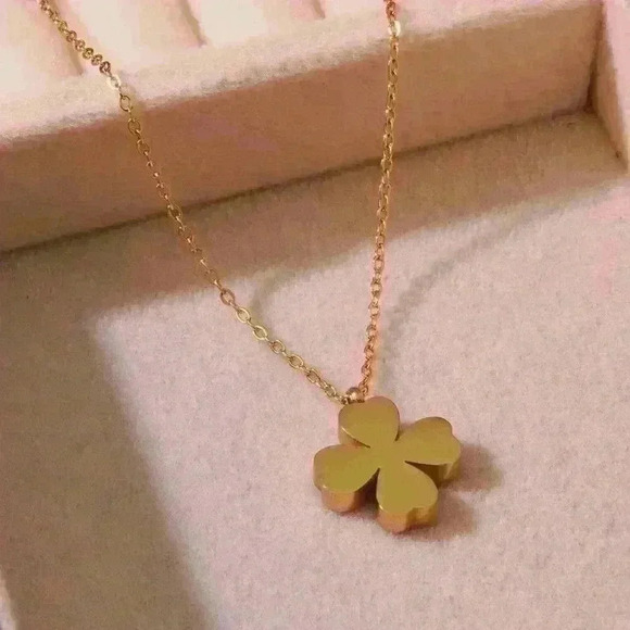 Two Sided Gold Filled Clover Pendant Necklace - Picture 4 of 8